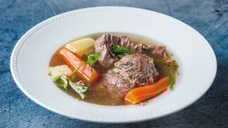 Το Βραστό: Γεύσεις και χριστουγεννιάτικη ζεστασιά σε ένα μαγαζί-θρύλο.