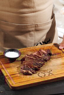 OX Meat Taverna: Η σύγχρονη ελληνική ψησταριά που ξέρει την τέχνη του κρέατος