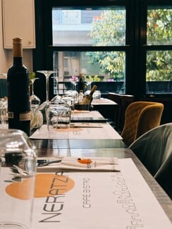 Νερατζιά: Καθένας έχει τη δική του θέση σε αυτό στέκι