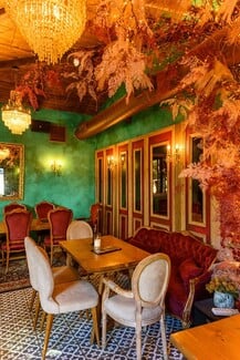 Le Grand Patron: Το στέκι του Αιγάλεω που φωτίζει τις βόλτες μας