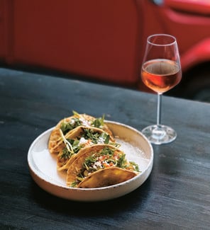 Νερατζιά: Καθένας έχει τη δική του θέση σε αυτό στέκι