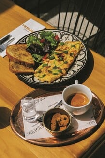 Αθηναϊκή Ταράτσα: Brunch με θέα την Ακρόπολη και γεύσεις από την ελληνική παράδοση