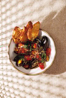 Cinapos: Το βιωματικό μεζεδοπωλείο που ζωντανεύει το ελληνικό τραπέζι