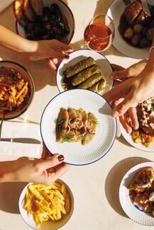 Cinapos: Το βιωματικό μεζεδοπωλείο που ζωντανεύει το ελληνικό τραπέζι