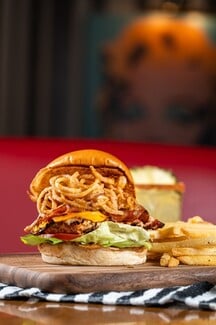 TGI Fridays™: Νέες γευστικές αφίξεις και vibes που κάνουν κάθε μέρα να μοιάζει με Παρασκευή.