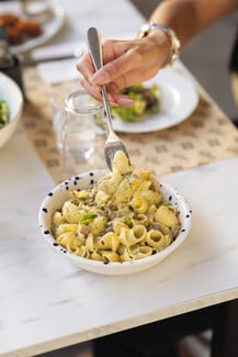 Φαμιλόκαλ: Νόστιμα πιάτα και ζωντανή μουσική στο αγαπημένο φαγάδικο