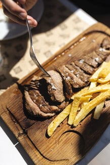 Φαμιλόκαλ: Νόστιμα πιάτα και ζωντανή μουσική στο αγαπημένο φαγάδικο