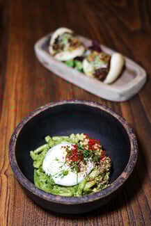 Λεύκες on the Side: All-day στέκι που ενώνει comfort brunch και εκλεκτές κοπές