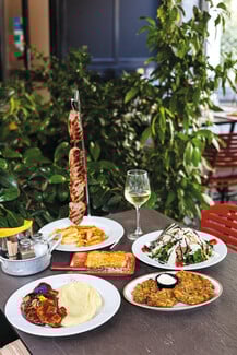 Το Σχολαρχείο της Κυψέλης: Αγαπημένο στέκι που αναβιώνει την έννοια της γειτονιάς