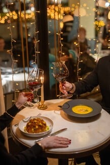 Athénée: Μια ανεπανάληπτη γαστρονομική εμπειρία στο πιο γιορτινό σκηνικό της πόλης