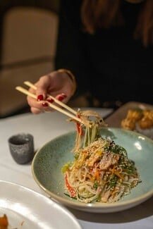 Athénée: Μια ανεπανάληπτη γαστρονομική εμπειρία στο πιο γιορτινό σκηνικό της πόλης