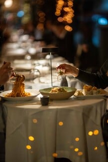 Athénée: Μια ανεπανάληπτη γαστρονομική εμπειρία στο πιο γιορτινό σκηνικό της πόλης