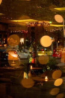 Athénée: Μια ανεπανάληπτη γαστρονομική εμπειρία στο πιο γιορτινό σκηνικό της πόλης