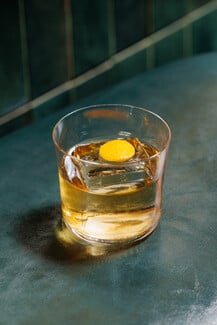 Bar in front of the Bar: Η cool μπάρα της οδού Πετράκη στα 50 καλύτερα μπαρ του κόσμου