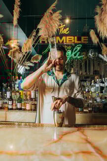 Bar in front of the Bar: Η cool μπάρα της οδού Πετράκη στα 50 καλύτερα μπαρ του κόσμου