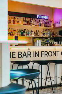 Bar in front of the Bar: Η cool μπάρα της οδού Πετράκη στα 50 καλύτερα μπαρ του κόσμου