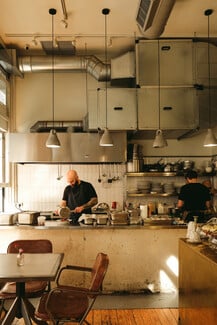 Το Ρίνι: Ελληνική παράδοση σερβιρισμένη με πάθος και ταλέντο