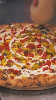 F*Smashing District Mozzart και Πραξιτέλους: Μια συνεργασία-έκπληξη και ένα μεγάλο street party στην καρδιά της Αθήνας