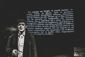 «Ο Αμερικάνος» του Αλέξανδρου Παπαδιαμάντη με τον Θανάση Σαράντο επιστρέφει στο Θέατρο ΡΟΕΣ