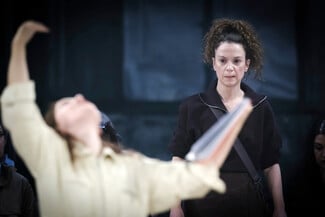 «Ολική Άμεση Συλλογική Επικείμενη Επίγεια Σωτηρία»: Μια σκοτεινά επίκαιρη θεατρική εμπειρία μεταμορφώνει τον παλιό χώρο της ΦΙΑΤ