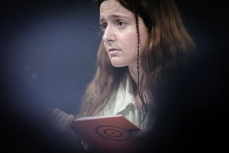 «Ολική Άμεση Συλλογική Επικείμενη Επίγεια Σωτηρία»: Μια σκοτεινά επίκαιρη θεατρική εμπειρία μεταμορφώνει τον παλιό χώρο της ΦΙΑΤ