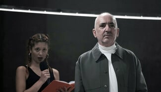 «Ολική Άμεση Συλλογική Επικείμενη Επίγεια Σωτηρία»: Μια σκοτεινά επίκαιρη θεατρική εμπειρία μεταμορφώνει τον παλιό χώρο της ΦΙΑΤ