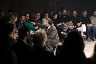 «Ολική Άμεση Συλλογική Επικείμενη Επίγεια Σωτηρία»: Μια σκοτεινά επίκαιρη θεατρική εμπειρία μεταμορφώνει τον παλιό χώρο της ΦΙΑΤ