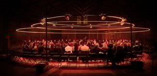 «Ολική Άμεση Συλλογική Επικείμενη Επίγεια Σωτηρία»: Μια σκοτεινά επίκαιρη θεατρική εμπειρία μεταμορφώνει τον παλιό χώρο της ΦΙΑΤ