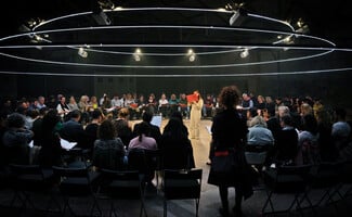 «Ολική Άμεση Συλλογική Επικείμενη Επίγεια Σωτηρία»: Μια σκοτεινά επίκαιρη θεατρική εμπειρία μεταμορφώνει τον παλιό χώρο της ΦΙΑΤ