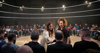 «Ολική Άμεση Συλλογική Επικείμενη Επίγεια Σωτηρία»: Μια σκοτεινά επίκαιρη θεατρική εμπειρία μεταμορφώνει τον παλιό χώρο της ΦΙΑΤ