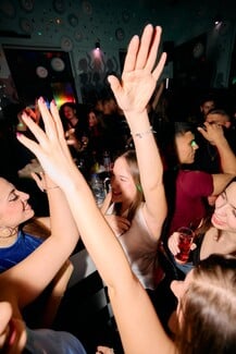 Γιορτές στο Πλυντήριο bar: Trash, μουσική & ατελείωτα πάρτι στον Κεραμεικό 