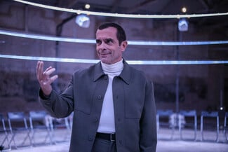 «Ολική Άμεση Συλλογική Επικείμενη Επίγεια Σωτηρία»: Μια σκοτεινά επίκαιρη θεατρική εμπειρία μεταμορφώνει τον παλιό χώρο της ΦΙΑΤ