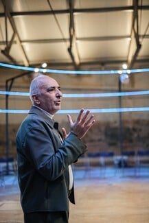 «Ολική Άμεση Συλλογική Επικείμενη Επίγεια Σωτηρία»: Μια σκοτεινά επίκαιρη θεατρική εμπειρία μεταμορφώνει τον παλιό χώρο της ΦΙΑΤ