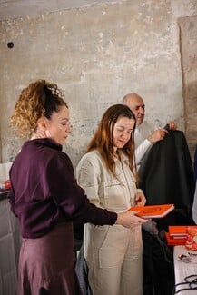 «Ολική Άμεση Συλλογική Επικείμενη Επίγεια Σωτηρία»: Μια σκοτεινά επίκαιρη θεατρική εμπειρία μεταμορφώνει τον παλιό χώρο της ΦΙΑΤ