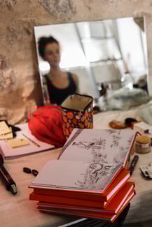 «Ολική Άμεση Συλλογική Επικείμενη Επίγεια Σωτηρία»: Μια σκοτεινά επίκαιρη θεατρική εμπειρία μεταμορφώνει τον παλιό χώρο της ΦΙΑΤ