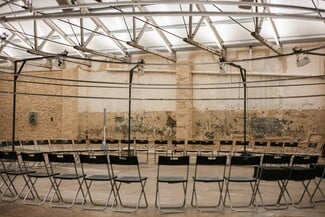 «Ολική Άμεση Συλλογική Επικείμενη Επίγεια Σωτηρία»: Μια σκοτεινά επίκαιρη θεατρική εμπειρία μεταμορφώνει τον παλιό χώρο της ΦΙΑΤ