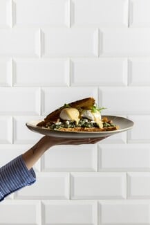 Το Benedict Berlin φτάνει στην Αθήνα για να κάνει πράξη το πρωινό που δεν τελειώνει ποτέ 