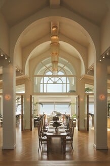 Γιορτές στα Asteria: H γειτονιά της Γλυφάδας φοράει τα καλά της και γεμίζει με εορταστικό φως