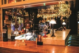 Ipitou the bar: Αυτό το street bar γιορτάζει όπως ξέρει, στον δρόμο, με μουσική και παρέες