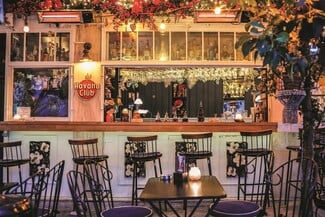 Ipitou the bar: Αυτό το street bar γιορτάζει όπως ξέρει, στον δρόμο, με μουσική και παρέες