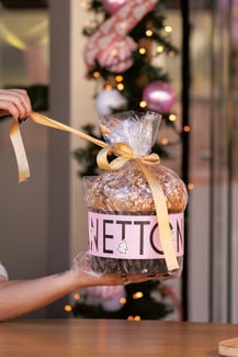 Overoll Croissanterie: Χριστούγεννα με limited εορταστικά κρουασάν και ιταλικό πανετόνε