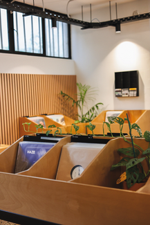 Commune: Specialty καφές, premium ποτά και μια συλλογή από βινύλια σε ένα νέο υβριδικό στέκι