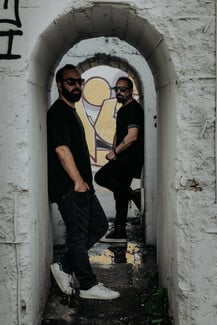 Serious Dancers: Ένα ντουέτο που ανεβάζει την ηλεκτρονική μουσική στα decks του κόσμου