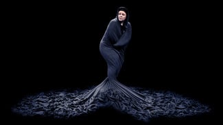 «Η Κυρά της Ρω»: Μία σπάνια θεατρική εμπειρία φωτίζει τη ζωή μιας γυναίκας που έγινε θρύλος