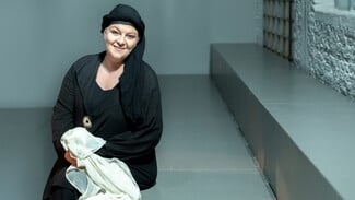 «Η Κυρά της Ρω»: Μία σπάνια θεατρική εμπειρία φωτίζει τη ζωή μιας γυναίκας που έγινε θρύλος