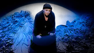 «Η Κυρά της Ρω»: Μία σπάνια θεατρική εμπειρία φωτίζει τη ζωή μιας γυναίκας που έγινε θρύλος