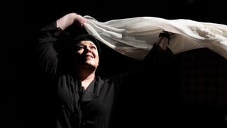 «Η Κυρά της Ρω»: Μία σπάνια θεατρική εμπειρία φωτίζει τη ζωή μιας γυναίκας που έγινε θρύλος