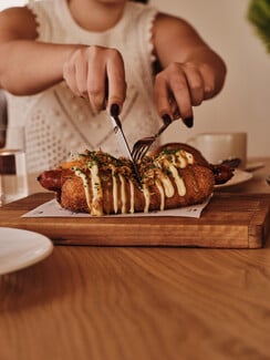 Bungalow 7: Γεύση, αρχιτεκτονική και υψηλή αισθητική στα Αστέρια Γλυφάδας