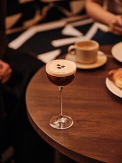 Bungalow 7: Γεύση, αρχιτεκτονική και υψηλή αισθητική στα Αστέρια Γλυφάδας