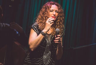 H Μιράντα Βερούλη στη σκηνή του Theatre of the NO με ρυθμούς και μελωδίες της Βραζιλίας